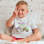 T-shirt Camions pourpres Monster Birthday Boy<br><div class="desc">Accélérez l'excitation pour le bain d'anniversaire de votre enfant avec nos serviettes de fête Monster Trucks Editable! Ces assiettes vibrantes sont ornées d'adorables camions monstres dans un design d'aquarelle animé, ajoutant une petite touche de plaisir à votre célébration. Laissez ces assiettes préparer le terrain pour une ambiance festive inoubliable et...</div>