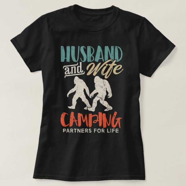 T-shirt Camping Bigfoot Couple_s Jour Mari Femme Sasquatc (Design devant)