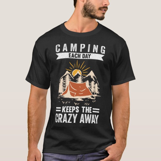 T-shirt Camping Chaque Jour Pour Garder Les Fous (Devant)