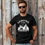 T-shirt Camping est ma thérapie drôle slogan de camper<br><div class="desc">le camping est un excellent moyen de rester actif et de profiter de la belle nature. Avec ces paroles de camping amusantes en plein air uniques et le design graphique, vous pouvez montrer les gens que vous aimez sortir et avoir une aventure de camp dans les bois. Il est parfait...</div>
