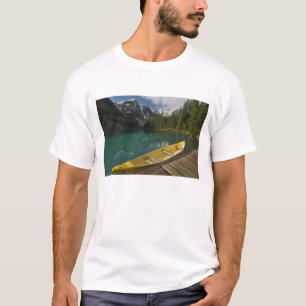 T-shirt Canot garé à un quai le long du lac Moraine, Banff