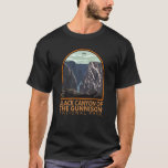 T-shirt Canyon Noir De L'Emblème Vintage Gunnison<br><div class="desc">Canyon Noir De La Gunnison dessin vectoriel. Le parc entoure une partie d'une gorge profonde aux parois abruptes taillée dans la roche précambrienne au bord de la rivière Gunnison. La faune comprend des cerfs mulets,  des wapitis et des aigles dorés.</div>