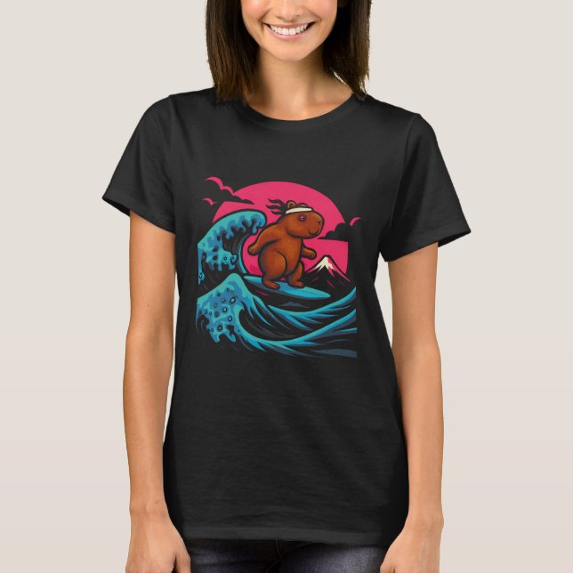 T-shirt Capyra surfe sur les vagues sous un ciel rose T-sh (Devant)