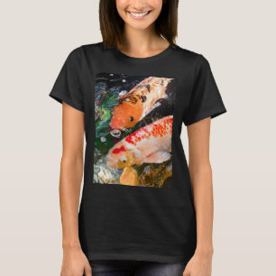 T-shirt Carpe koï sur l'eau. Carpe koï orange colorée dans