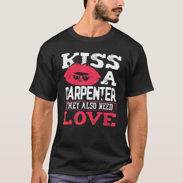 T-shirt Carpentry Kiss A Carpenter Also Need Love Carpente (Devant)