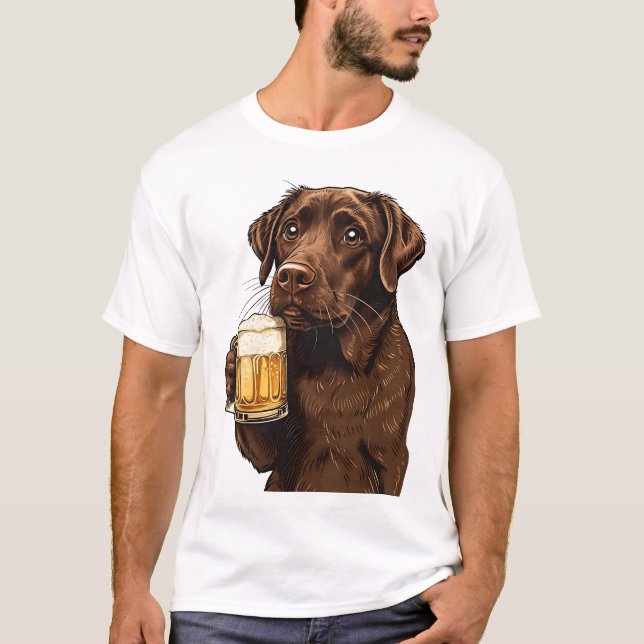 T-shirt Cartoon Chocolat Labrador tenant de la bière Mug (Devant)
