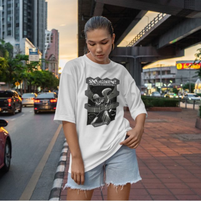 T-shirt Casque d'Alien tenant un astronaute (Créateur téléchargé)