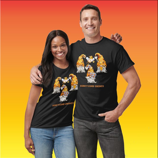 T-shirt Casquette de peigne de miel Gnome Miel avec abeill (Honeycomb Hat Gnome Honey with Bees Unisex T-Shirt)