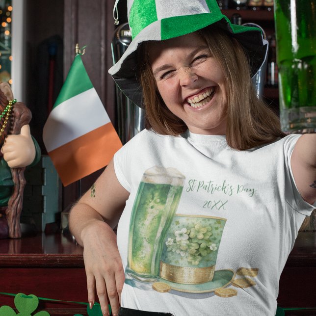 T-shirt Casquette Leprechaun avec bière verte le jour de l (Cheers and customize this St Patrick's Day T Shirt on any style for men and women. )