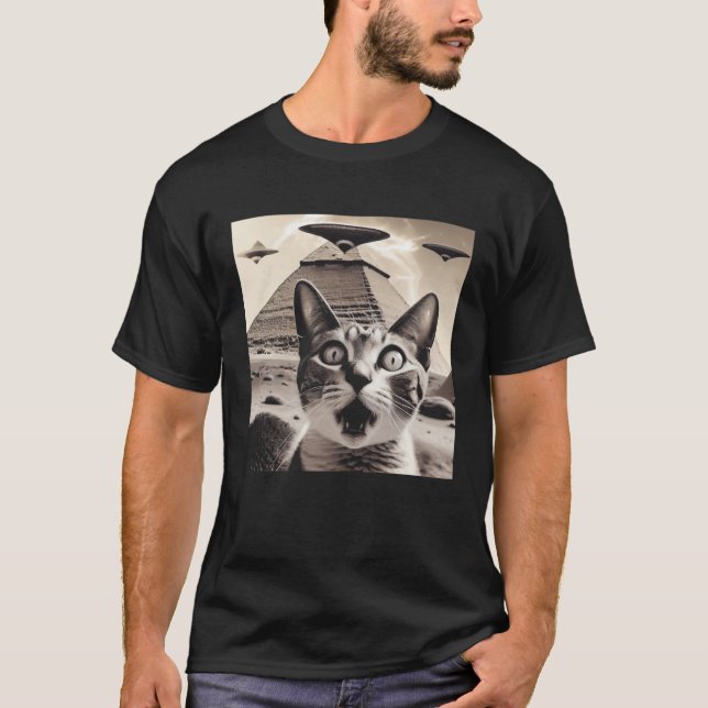 T-shirt Cat UAPs Incident UFO Egypt Pyramids Aliens (Devant)