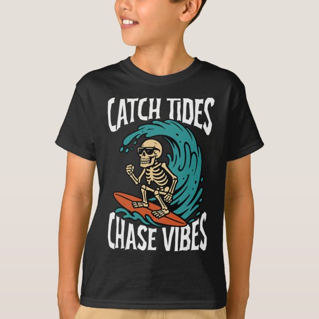 T-shirt Catch Tides Chase Vibes Skeleton Surfer Beach  (Devant)