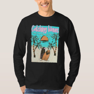 T-shirt Catching Waves Surfing Beach Surf Vintage