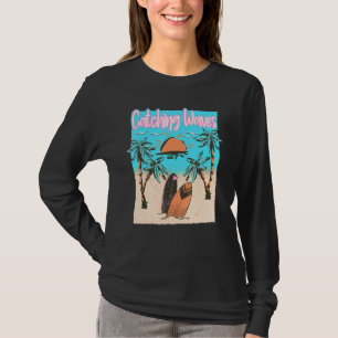 T-shirt Catching Waves Surfing Beach Surf Vintage