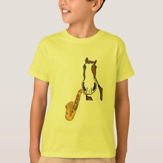 T-shirt CC cheval jouant une chemise de saxo
