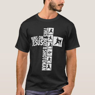 T-shirt Ce garçon court sur Jésus et citation shotokan dis