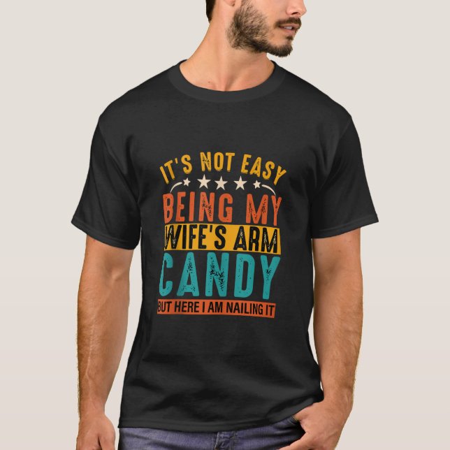 T-shirt Ce n'est pas facile d'être ma femme s Arm Candy T  (Devant)