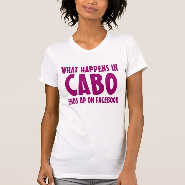 T-shirt Ce qui se passe à Cabo finit sur Facebook rose (Devant)