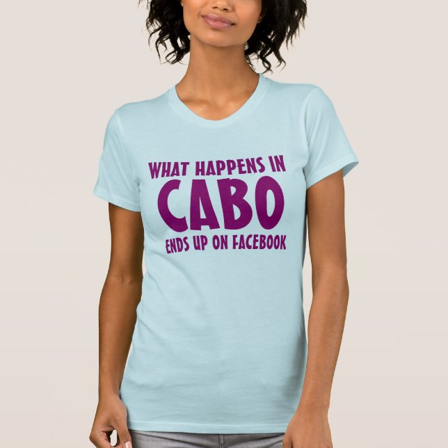 T-shirt Ce qui se passe à Cabo finit sur Facebook rose (Devant)
