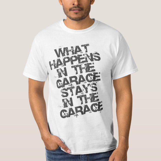 T-SHIRT CE QUI SE PRODUIT DANS LES SÉJOURS DE GARAGE DANS (Devant)