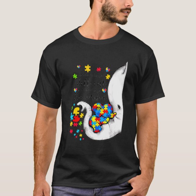T-shirt Ce qui vous rend différents éléphant maman Autisme (Devant)