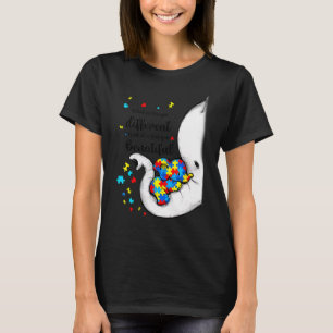 T-shirt Ce qui vous rend différents éléphant maman Autisme