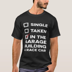 T-shirt Célibataire Pris Dans Le Garage Construisant Un Te