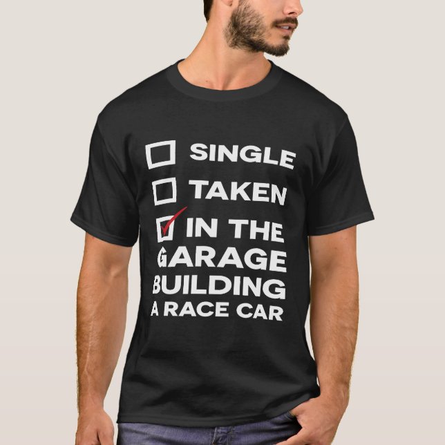 T-shirt Célibataire Pris Dans Le Garage Construisant Un Te (Devant)
