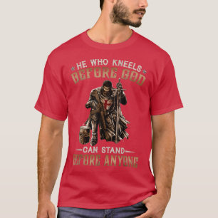 T-shirt Celui Qui S'Agenouille Avant Dieu Peut Se Tenir De