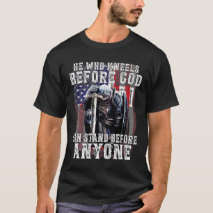 T-shirt Celui Qui S'Agenouille Avant Dieu Peut Se Tenir De