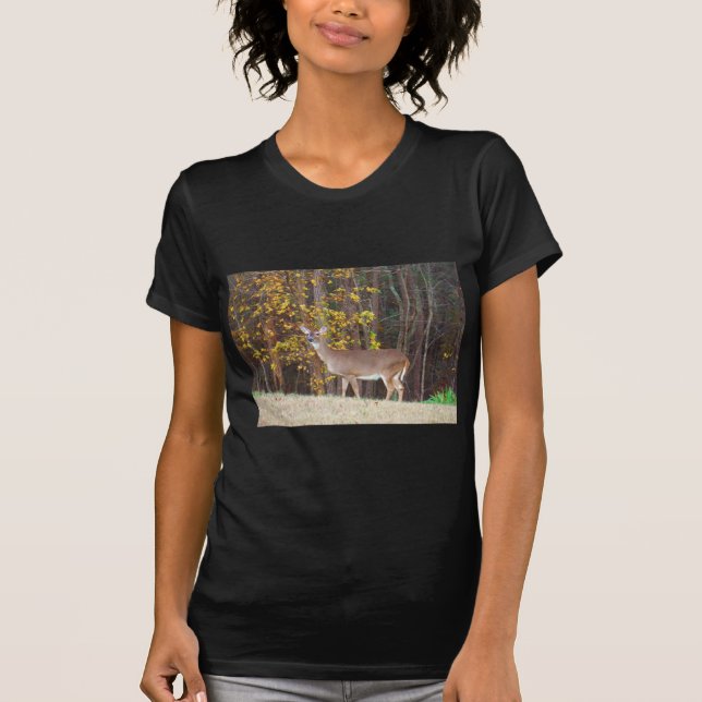 T-shirt Cerf devant l'arbre d'automne jaune (Devant)