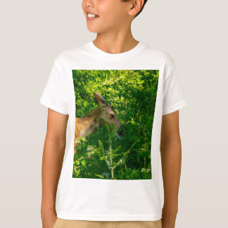 T-shirt Cerf roux dans la forêt.
