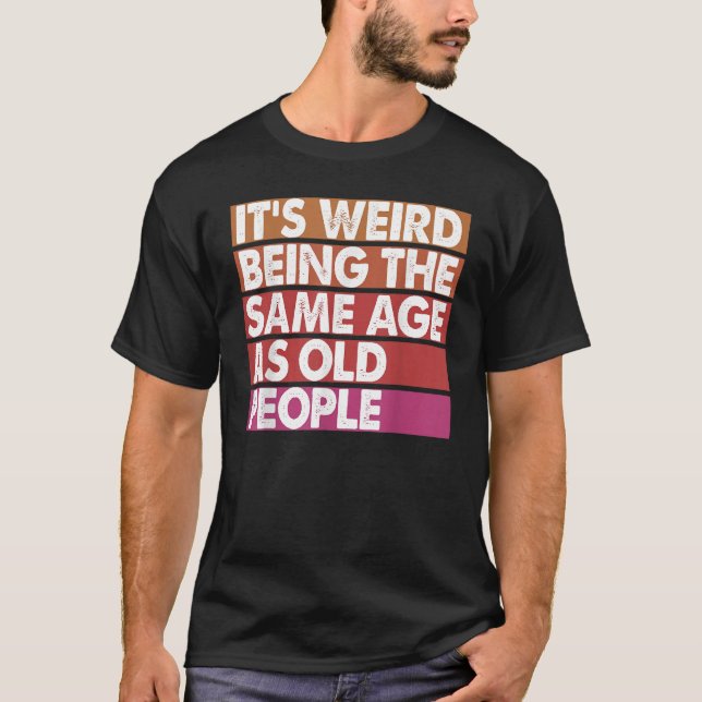 T-shirt C'est bizarre d'être le même âge que les femmes âg (Devant)