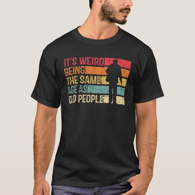 T-shirt C'est bizarre d'être le même âge que les personnes (Devant)