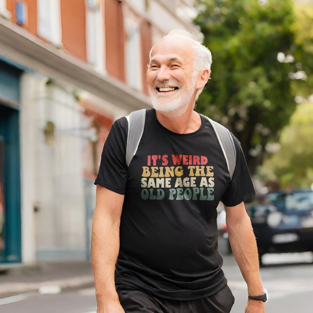 T-shirt C'est bizarre d'être le même âge que les personnes (Créateur téléchargé)