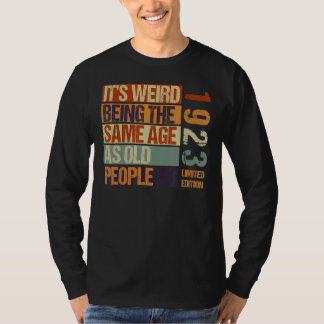 T-shirt C'est bizarre d'être le même âge que les personnes