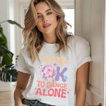 T-shirt C'est bon de danser seul Amour unique et drôle<br><div class="desc">C'est OK de danser seul Funny Single Self Love Le T-shirt Femme présente la typographie moderne "It's OK to dance alone" accentuée d'un ballon disco,  de coeurs d'amour,  d'étoiles et de fleurs super. Conçu par Evco Studio www.zazzle.com/store/evcostudio</div>