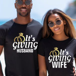 T-shirt C'est donner à une femme juste mariée Mariage de l<br><div class="desc">Chemise noire blanche et or "C'est donner à la femme" pour une mariée. Idéal pour une fête de bachelorette,  une lune de miel,  un anniversaire ou un vêtement quotidien pour un conjoint fier. Personnalisez-le avec votre nom de famille ou changez de couleur.</div>