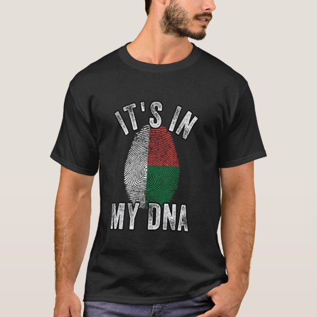 T-shirt C'est drôle dans mon ADN drapeau de Madagascar Emp (Devant)