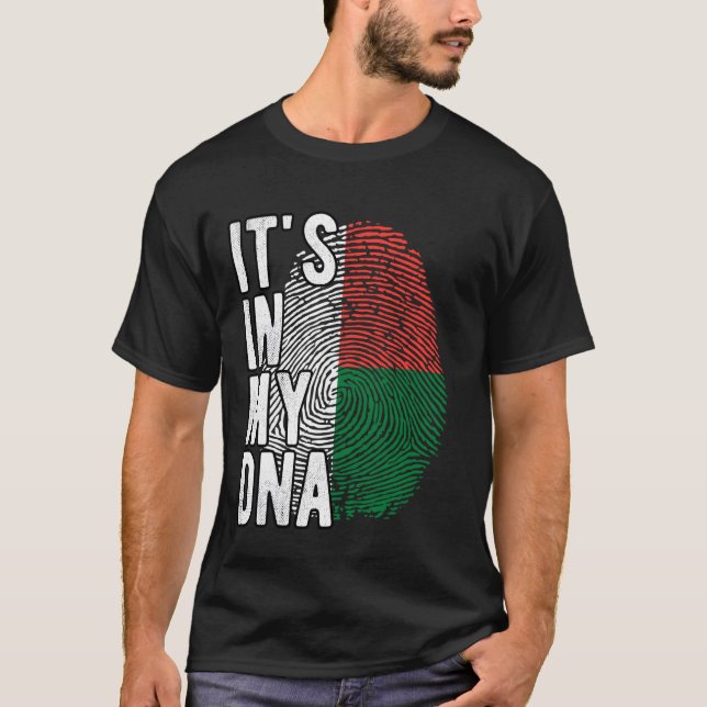 T-shirt C'est drôle dans mon ADN drapeau de Madagascar Emp (Devant)