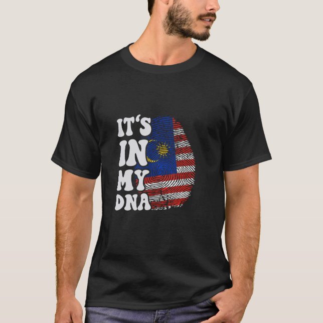 T-shirt C'est drôle dans mon ADN drapeau de Malaisie empre (Devant)