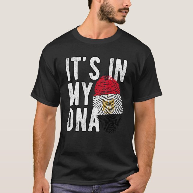 T-shirt C'est drôle dans mon ADN drapeau d'Egypte Empreint (Devant)