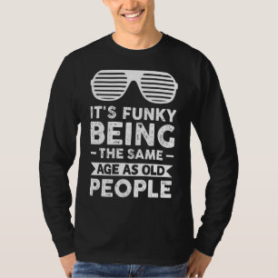 T-shirt C'est drôle d'être le même âge que les personnes â