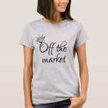 T-shirt C'EST Drôle, LE MARCHÉ DE L'ÉPOQUE À ÊTRE<br><div class="desc">Scénario amusant OFF THE MARKET avec une énorme bague en diamant dans un style minimaliste t-shirt pour elle.</div>