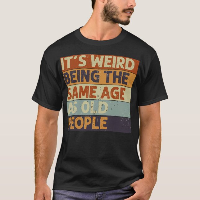 T-shirt C'Est Étrange D'Être Le Même Âge Rétro Sarcastique (Devant)