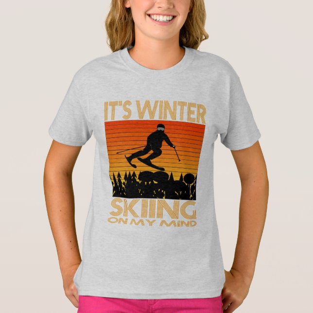 T-SHIRT C'EST HIVER - SKI À L'ESPRIT. (Devant)