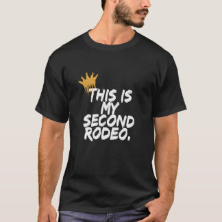 T-shirt "C'est mon deuxième rodéo" en lettres blanches.