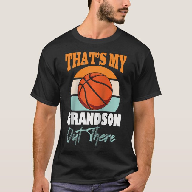 T-shirt C'Est Mon Petit-Fils Là-Dehors De Basketball Grand (Devant)