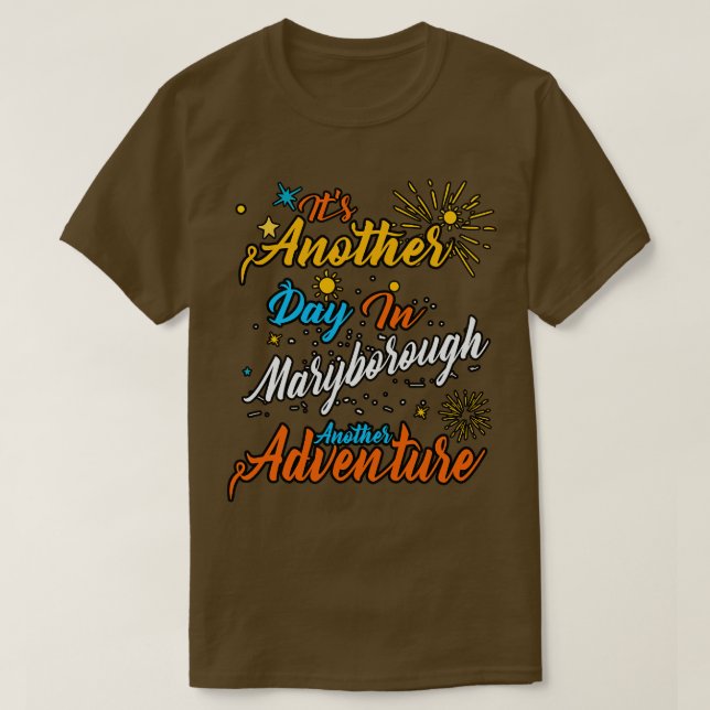 T-shirt C'est un autre jour à Maryborough une autre aventu (Design devant)