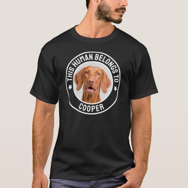 T-shirt Cet Homme Appartient Au Chien / Nom Du Chat, Photo (Devant)