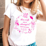 T-shirt Cette épouse est une fête de Bachelorette de showg<br><div class="desc">Préparez-vous à échanger les plumes contre un voile ! Célébrez la future mariée dans le véritable esprit de Las Vegas avec ce t-shirt personnalisé pour l'enterrement de vie de jeune fille. Avec une illustration chic et rétro d'une girl dans un verre à martini, d'une boule à facettes et d'un nœud...</div>